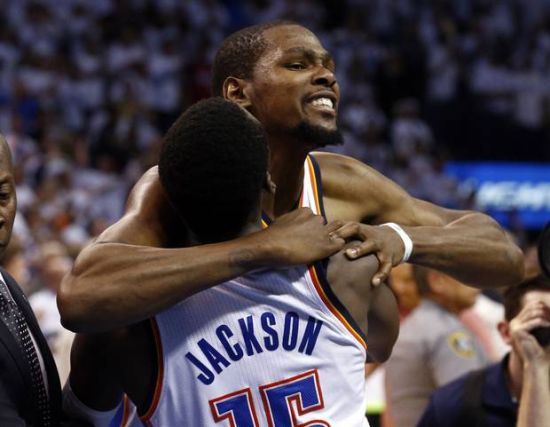 CBA史上最远的三分绝杀，就连深圳男篮队友都满脸震惊（CBA史上最远三分压哨绝杀，连深圳男篮队友都惊呆了）