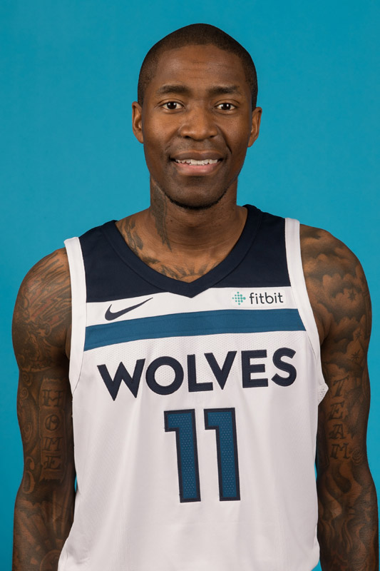 史密斯表现卓越，三分球如雨点般落下（史密斯状态火爆，三分接连命中）