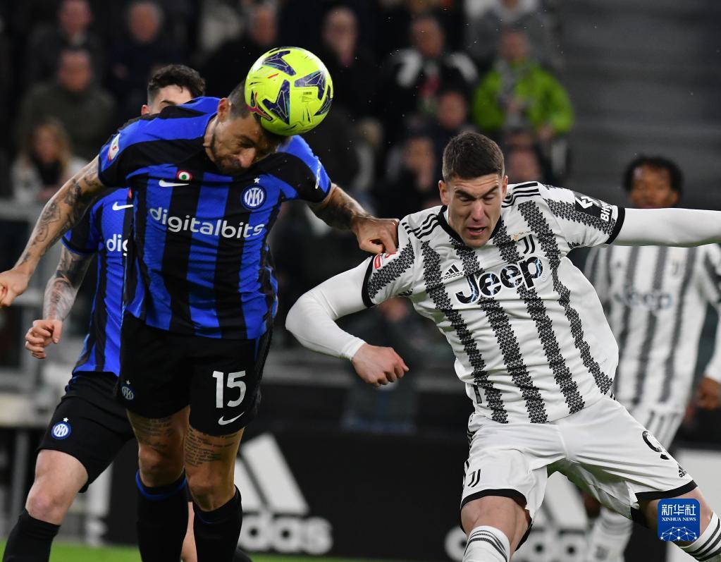 摄像机记录姆巴佩场上语言：向裁判索要解释、让贝林进行压迫（镜头捕捉姆巴佩场上交流：向裁判要解释，指挥贝林前场施压）