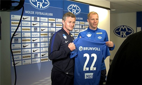 曼联前锋齐尔克泽面临转会，俱乐部对其持开放态度，但仍在培养塞斯科，寻求锋线补充，转会市场激烈争夺中。（曼联或放行齐尔克泽：继续培养塞斯科并补强锋线，转会市场鏖战正酣）