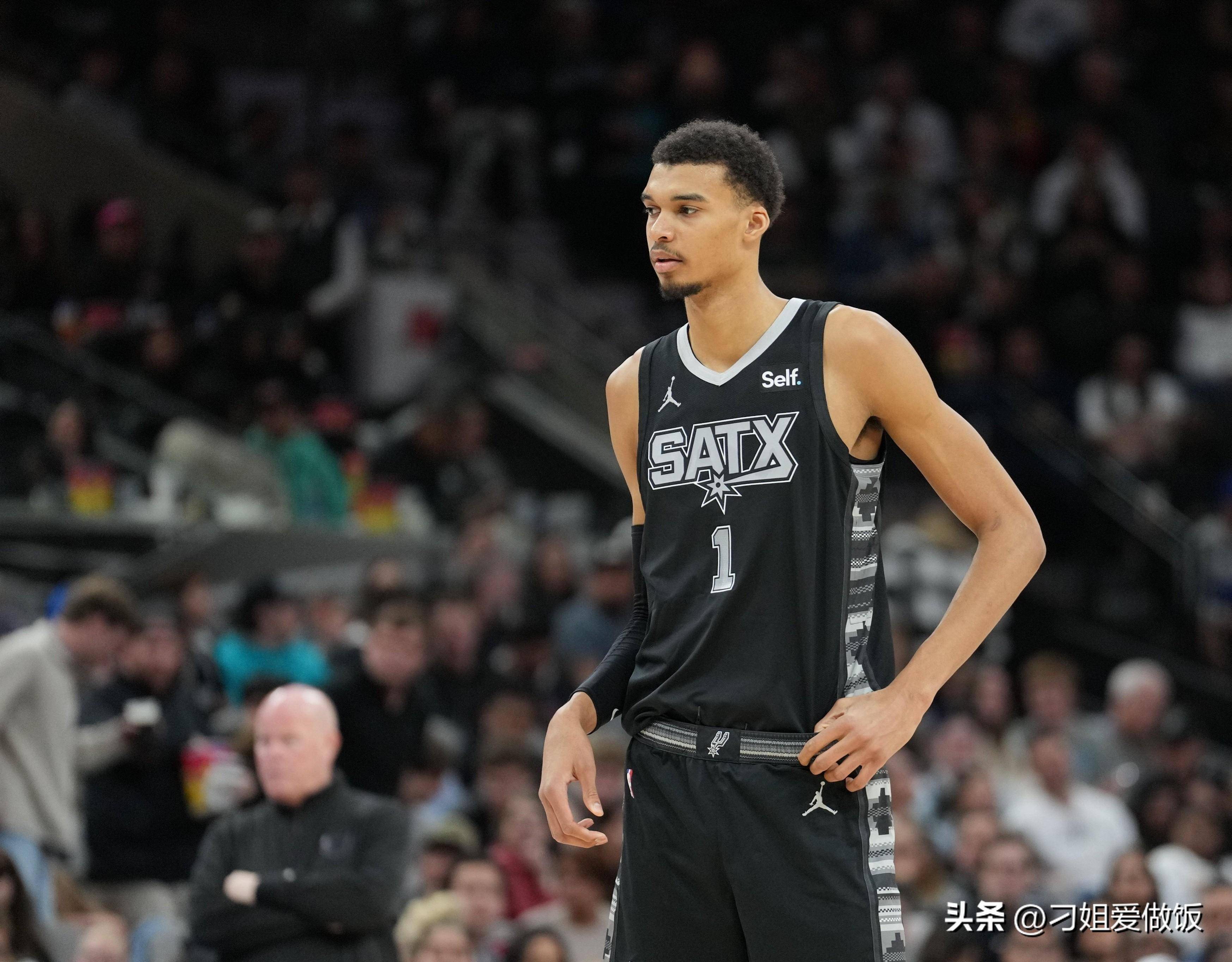 英超半场：西蒙斯蹬踹范戴克染红，十人热刺0-0利物浦（英超半场：西蒙斯蹬踏范戴克被罚下，十人热刺0-0利物浦）