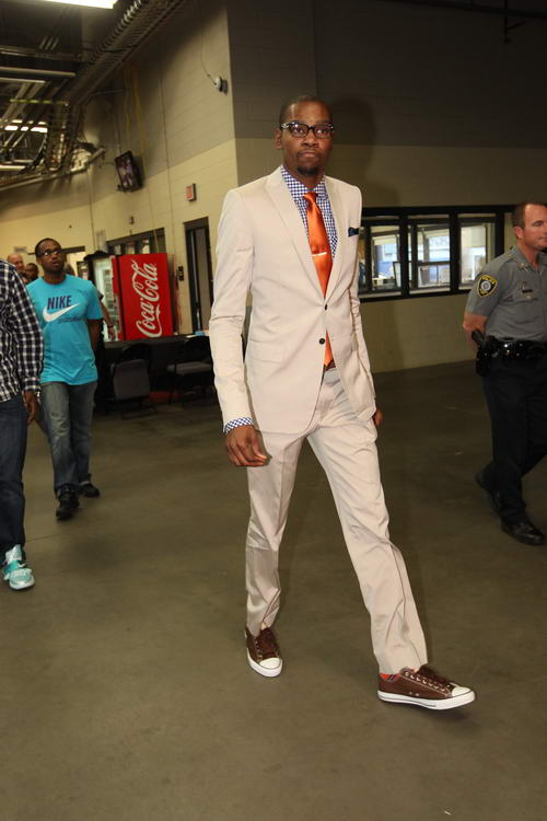 欧冠球员表现评析：C罗连续进球,（欧冠球员表现解读：C罗连场建功）