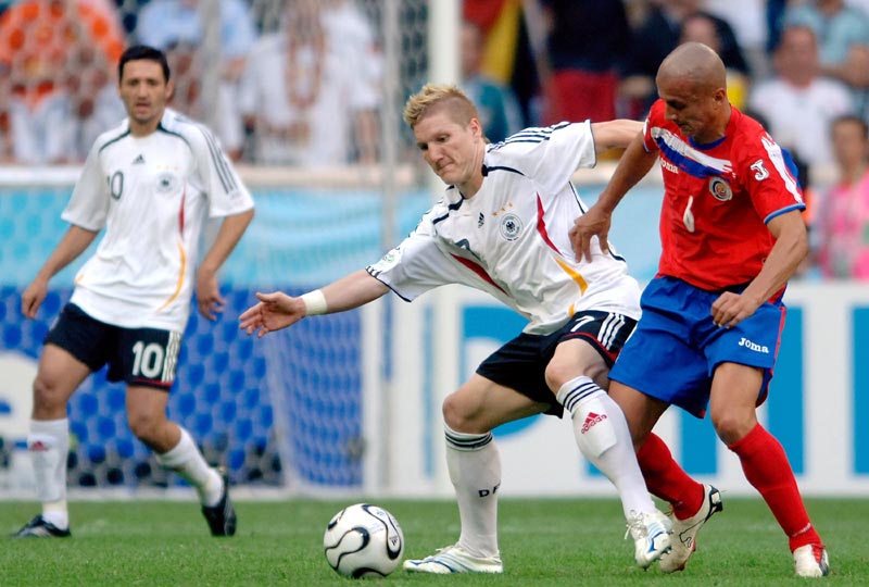 来自前辈的指导！暂停期间利拉德为阿夫迪亚讲解战术（暂停时的点拨：利拉德为阿夫迪亚传授战术心得）