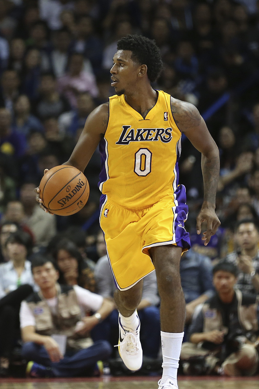 北京半场靠本土发力领先辽宁，外援状态低迷合计仅得8分（北京本土发威助半场领先辽宁，外援哑火合计仅8分）