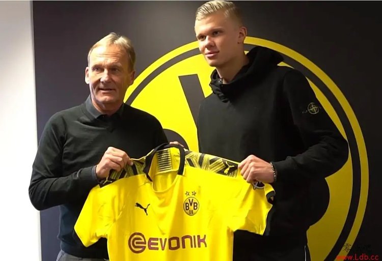 欧洲足球疯狂夜：拜仁造惨案，曼城大胜切尔西爆冷（欧洲足坛沸腾夜：拜仁横扫酿大比分，曼城狂胜，切尔西上演爆冷）