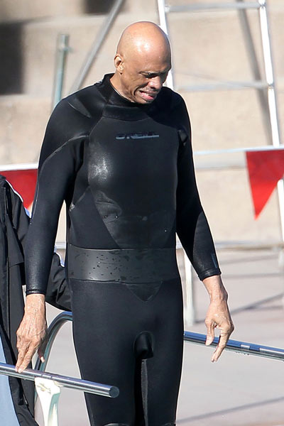 喀麦隆体育部长与足协主席埃托奥决裂，前者指责后者操纵选举（喀麦隆体育部长与足协主席埃托奥关系破裂，指控其操纵选举）