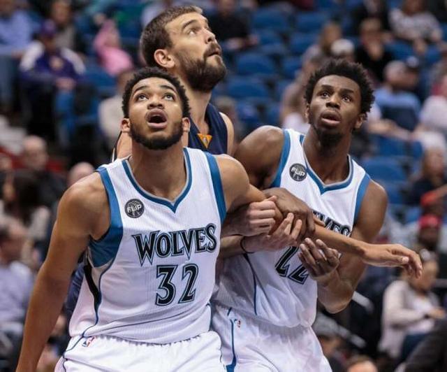 卡拉格批萨拉赫不提利物浦，亨利调解争论（卡拉格抨击萨拉赫未提利物浦，亨利介入调解）