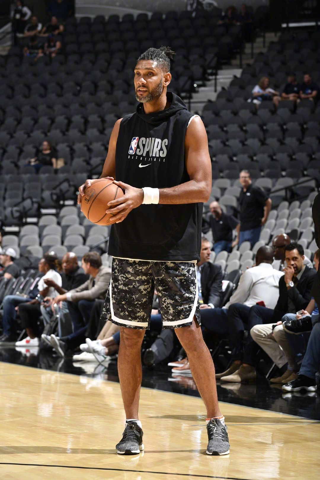 即便是库里老了，也是勇士队的非卖品，毕竟他可是队史第一人（即使库里老去，勇士也绝不交易他，毕竟他是队史第一人）