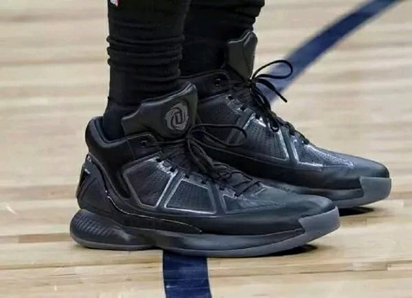 足球国足归化球员表现稳健，获媒体点赞（国足归化球员稳健发挥，媒体纷纷点赞）