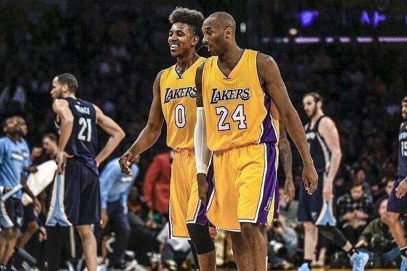 小将赛后拥抱母亲太感人（赛后小将与母亲相拥，场面动人）