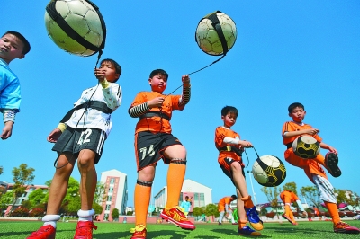 梅西在球场内与印度球迷挥手互动，之后活动因骚乱提前结束（梅西赛场向印度球迷挥手致意，现场骚乱致活动提前收场）