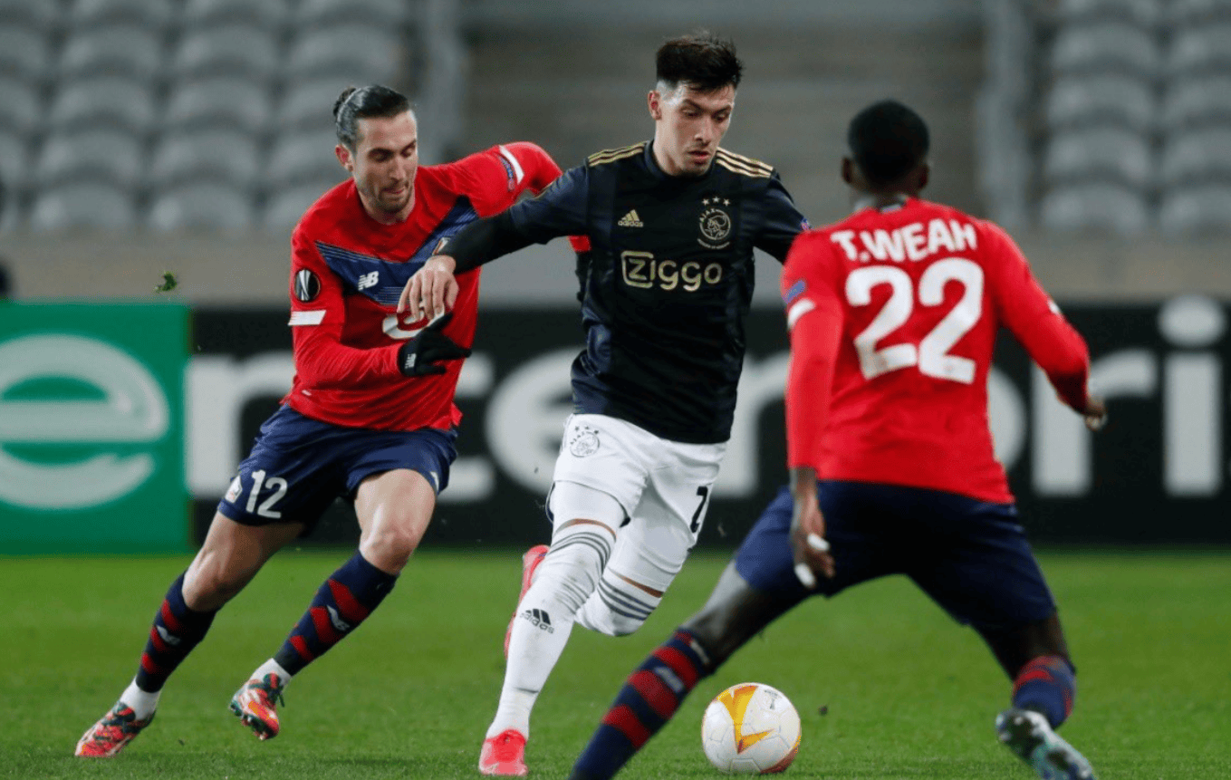 热刺为孙兴慜在街头绘制壁画，动作为其经典庆祝+捧杯（热刺致敬孙兴慜：街头壁画定格标志性庆祝与捧杯瞬间）