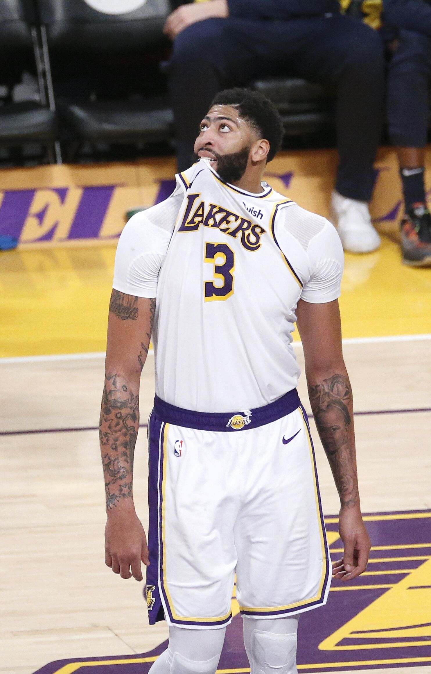 刘伟国：捧起中甲冠军奖杯很激动，明年力争在中超站稳脚跟（刘伟国：中甲捧杯激动不已，明年力争立足中超）