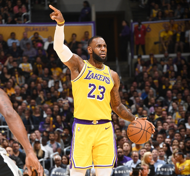 约基奇场均三双领跑篮板助攻榜（约基奇场均三双，高居篮板与助攻榜首）