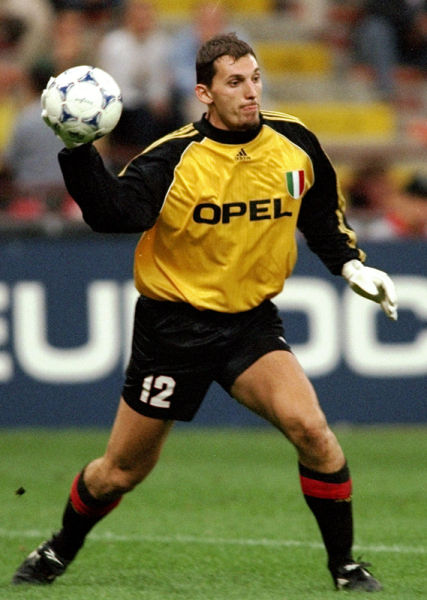 死亡缠绕！华莱士19分钟4次抢断 5中4高效拿到9分4板2助（如影随形！华莱士19分钟贡献4抢断，5投4中高效斩获9分4板2助）