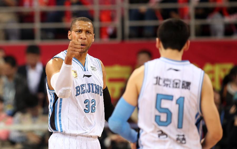 西甲官方：球员将戴紫色袖标参赛以支持国际消除对妇女暴力日（西甲官宣：球员佩戴紫色袖标出战，支持国际消除对妇女暴力日）