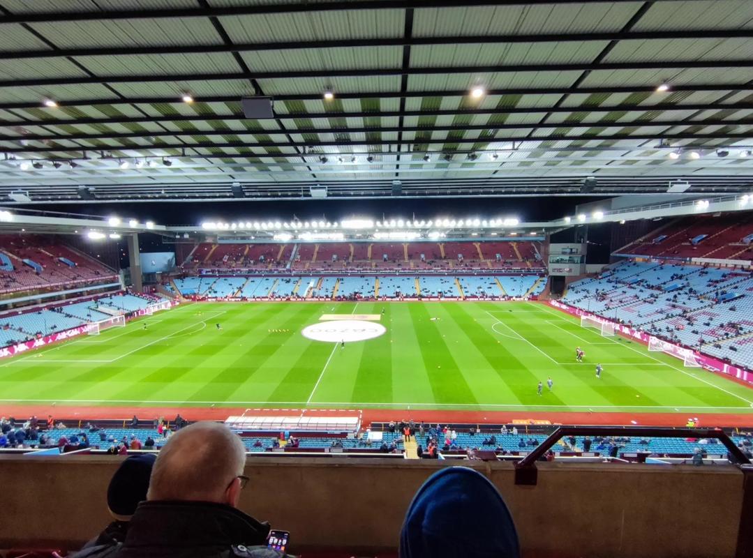 NBA：勇士险胜小牛 库里关键三分救主（库里末节关键三分力挽狂澜 勇士险胜小牛）