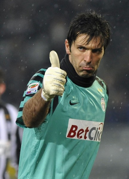 球迷怒喷后蹇韬回应：输球又怎么样？随后被韦世豪、甘超拦下（遭球迷怒斥，蹇韬回怼：输球又如何？韦世豪、甘超上前劝阻）