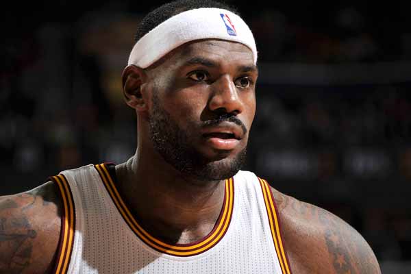 阿森纳豪掷千金破纪录 数据示客场小胜曼联（阿森纳重金投入创纪录 统计显示客场险胜曼联）