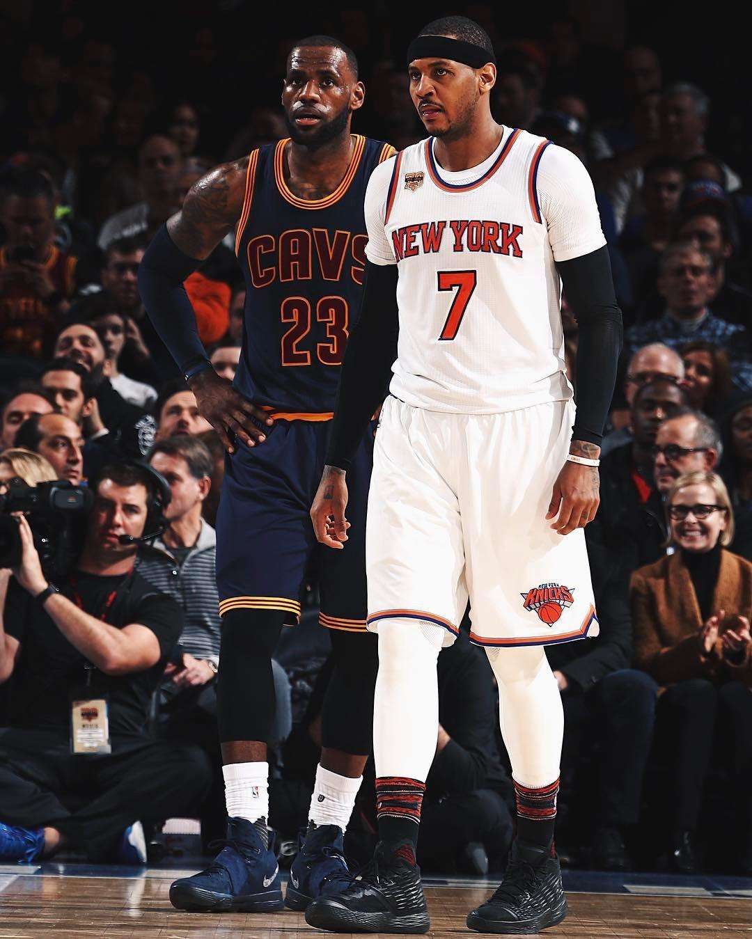 致敬蓝军传奇，库库雷利亚度假时身穿德罗巴球衣（库库雷利亚度假穿德罗巴战袍，向蓝军传奇致敬）