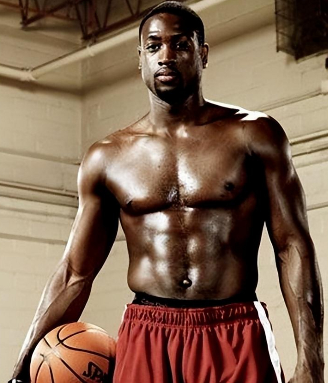 杜普兰蒂斯、特博戈两名巴黎奥运会金牌得主为摩纳哥vs巴黎开球（两位巴黎奥运金牌得主杜普兰蒂斯与特博戈为摩纳哥对阵巴黎比赛开球）